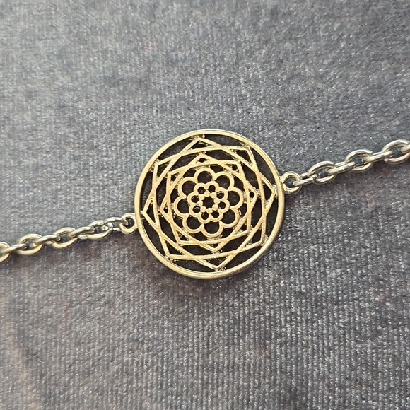 NWOT Silver-Tone Floral Station Long Necklace with Matching Dangle Earrings - Picture 4 of 8